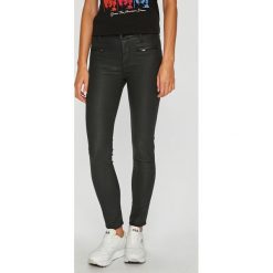 Guess Jeans - Spodnie Shanon. Czarne jeansy damskie Guess Jeans, z aplikacjami, z elastanu, casualowe. W wyprzedaży za 439,90 zł.