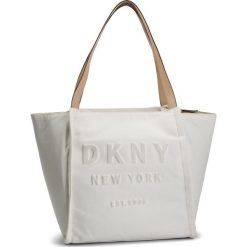 Torebka DKNY - Courtney-Ew Tote-Can R91AGB32 Ivy. Białe torebki klasyczne damskie DKNY, bez wzorów, z materiału, klasyczne, bez dodatków. W wyprzedaży za 489,00 zł.