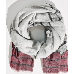 Szal - Jasny szar. Szare szaliki damskie marki Sinsay. Za 39,99 zł.