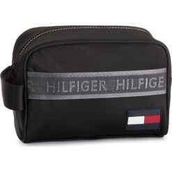 Kosmetyczka TOMMY HILFIGER - Sport Mix Washbag AM0AM04823 002. Czarne kosmetyczki męskie TOMMY HILFIGER, bez wzorów, z tkaniny, sportowe. Za 229,00 zł.