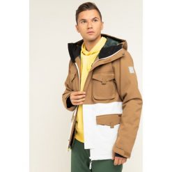 Kurtka snowboardowa Billabong Adversary Q6JM16 BIF9. Pomarańczowe kurtki sportowe męskie Billabong, m, bez wzorów, z poliesteru, bez kaptura, narciarskie. W wyprzedaży za 749,00 zł.