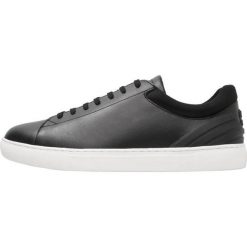 Emporio Armani ACTION Sneakersy niskie black/matt black. Czarne trampki męskie Emporio Armani, bez wzorów, ze skóry, bez zapięcia. Za 799,00 zł.