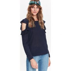 Sweter damski dlugi rękaw odkryte ramiona z falbaną. Niebieskie swetry damskie Top Secret, na zimę, bez wzorów, z długim rękawem, długie, bez kaptura. W wyprzedaży za 19,99 zł.