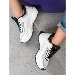 Sneakersy z czarnĄ podeszwĄ. Czarne sneakersy damskie SHELOVET, ze skóry ekologicznej. Za 99,90 zł.