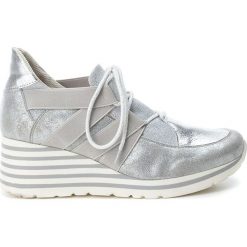 Buty ślubne damskie: Sneakersy w kolorze srebrnym na koturnie