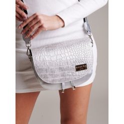 Badura listonoszka damska podkowa z klapką eko. Pomarańczowe listonoszki damskie Badura, na co dzień, w paski, ze skóry ekologicznej, eleganckie, na ramię, z tłoczeniem, z breloczkiem. W wyprzedaży za 199,00 zł.