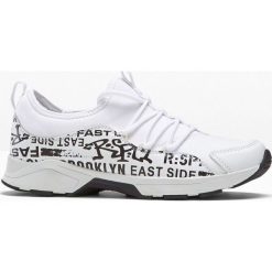 Sneakersy bonprix biały z nadrukiem. Białe sneakersy damskie bonprix. Za 84,99 zł.