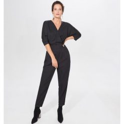 Kombinezon z lyocellu TENCEL™ Mohito Cares - Czarny. Czarne kombinezony damskie Mohito, bez wzorów, z lyocellu, bez kołnierzyka, bez rękawów. Za 199,99 zł.