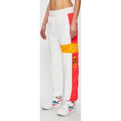 Reebok Classic - Spodnie Gigi Hadid. Białe spodnie damskie Reebok Classic, s, bez wzorów, z elastanu, casualowe. W wyprzedaży za 199,90 zł.