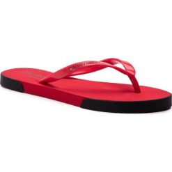 Japonki Calvin Klein Ff Sandals KW0KW00729. Czerwone klapki damskie Calvin Klein, bez wzorów, bez obcasa. W wyprzedaży za 99,00 zł.