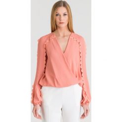Różowa bluzka z długim rękawem Elisabetta Franchi z falbanką. Różowe bluzki damskie z haftami, z materiału, eleganckie. Za 599,50 zł.