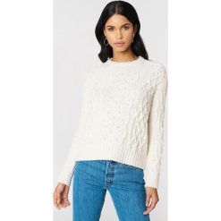 NA-KD Sweter ze sztucznymi perłami - White. Białe swetry oversize damskie marki NA-KD, z dzianiny. W wyprzedaży za 101,47 zł.