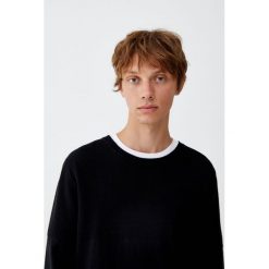Dzianinowy sweter z wypukłym wzorem na karczku. Czarne swetry męskie marki Pull&Bear, m, bez wzorów, z dzianiny, bez kołnierzyka, bez kaptura. Za 69,90 zł.