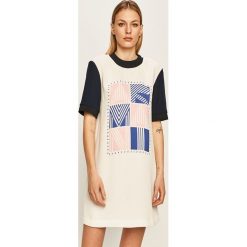 Armani Exchange - Sukienka. Białe sukienki damskie Armani Exchange, na co dzień, z nadrukiem, z poliesteru, casualowe, z okrągłym kołnierzem, bez rękawów, mini, proste. W wyprzedaży za 499,90 zł.