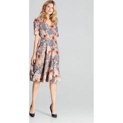 Sukienka midi rozkloszowana w kwiaty. Sukienki damskie e-margeritka.pl, w kwiaty, z tkaniny, eleganckie, z dekoltem w serek, z długim rękawem, długie, midi, rozkloszowane. Za 194,99 zł.