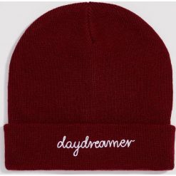 Czapka z napisem Daydreamer - Bordowy. Czerwone czapki damskie Sinsay, z napisami. W wyprzedaży za 4,99 zł.