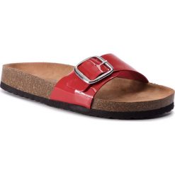 Klapki CAPRICE - 9-27403-22 Red Patent 505. Czerwone klapki damskie Caprice, bez wzorów, ze skóry, bez obcasa. W wyprzedaży za 139,00 zł.
