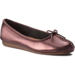 Baleriny CLARKS - Freckle Ice 261379824 Aubergine. Czerwone baleriny damskie Clarks, bez wzorów, ze skóry, bez obcasa. W wyprzedaży za 219,00 zł.
