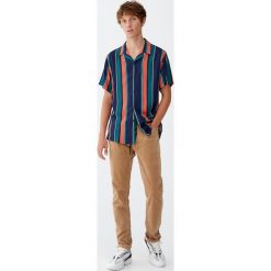 Koszula z wiskozy w szerokie pomarańczowe paski. Brązowe koszule męskie w paski marki Pull&Bear, m, z wiskozy. Za 89,90 zł.