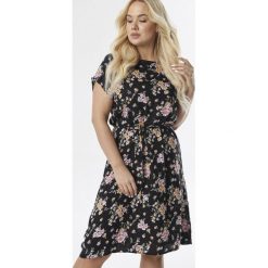 Czarna Sukienka Arrirene. Czarne sukienki damskie Born2be, xl, bez wzorów, bez kołnierzyka, bez rękawów, midi. W wyprzedaży za 74,99 zł.