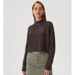 Krótki sweter z błyszczącą nicią - Brązowy. Pomarańczowe swetry damskie Sinsay, s, bez wzorów, z krótkim rękawem, krótkie, bez kaptura. Za 59,99 zł.
