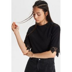 Krótka bluzka oversize z koronką - Czarny. Czarne bluzki damskie Cropp, s, w koronkowe wzory, z koronki, bez kołnierzyka, z krótkim rękawem. Za 39,99 zł.