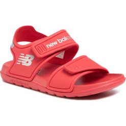 Sandały NEW BALANCE - YOSPSDRD Czerwony. Czerwone sandały dziewczęce New Balance, z materiału, bez zapięcia. W wyprzedaży za 79,00 zł.