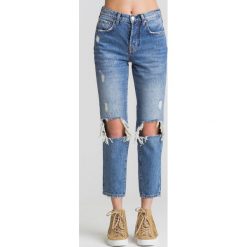 Niebieskie jeansy Emilee z dziurami. Niebieskie jeansy damskie Guess. Za 187,60 zł.