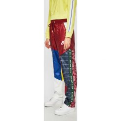 Nike Sportswear - Spodnie. Spodnie damskie Nike Sportswear, s, bez wzorów, z poliesteru, casualowe. W wyprzedaży za 179,90 zł.