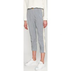 Answear - Spodnie Stripes Vibes. Białe spodnie damskie ANSWEAR, s, bez wzorów, z bawełny, casualowe. W wyprzedaży za 49,90 zł.