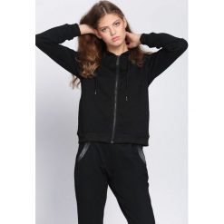 Czarna Bluza Practical Chic. Czarne bluzy damskie marki Born2be, s, bez wzorów, bez rękawów, bez kaptura. Za 79,99 zł.