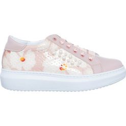 Skórzane sneakersy w kolorze jasnoróżowym. Różowe trampki i tenisówki damskie Loretta, na sznurówki. W wyprzedaży za 469,95 zł.