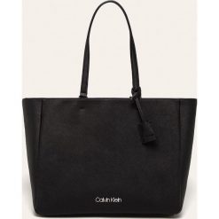 Calvin Klein - Torebka. Czarne torby damskie na zakupy Calvin Klein, bez wzorów, ze skóry ekologicznej, na ramię, duże, bez dodatków. Za 699,90 zł.