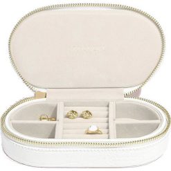 Pudełko na biżuterię podróżne Travel owalne Croc białe. Białe etui damskie Stackers, ze skóry. Za 175,00 zł.