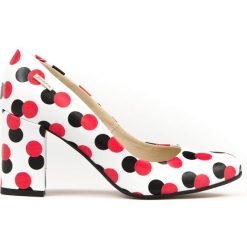 Czółenka w kropki - skóra naturalna - model 042 - kolor czerwone kropki. Czerwone czółenka damskie Zapato, na co dzień, bez wzorów, z jeansu, z okrągłym noskiem, bez obcasa, na obcasie. W wyprzedaży za 287,10 zł.