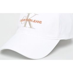 Calvin Klein Jeans - Czapka. Białe czapki damskie Calvin Klein Jeans, bez wzorów, z bawełny. W wyprzedaży za 89,90 zł.