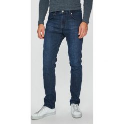 Wrangler - Jeansy Greensboro. Niebieskie jeansy męskie regular Wrangler. Za 349,90 zł.