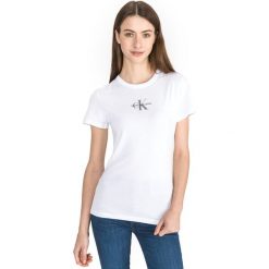 Calvin Klein Koszulka Biały. Białe koszulki damskie Calvin Klein, l, z nadrukiem, z bawełny, bez kołnierzyka, z krótkim rękawem. Za 204,95 zł.