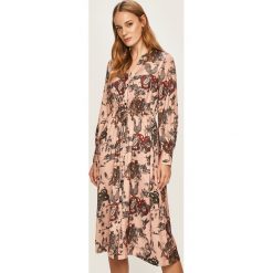 Scotch & Soda - Sukienka. Różowe sukienki damskie Scotch & Soda, na co dzień, s, bez wzorów, z poliesteru, casualowe, bez kołnierzyka, z długim rękawem, długie, midi, proste. W wyprzedaży za 449,90 zł.