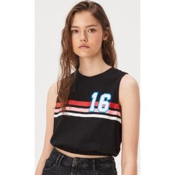 Crop top z nadrukiem retro - Czarny. Czarne topy damskie Sinsay, s, z nadrukiem, bez kołnierzyka. W wyprzedaży za 9,99 zł.