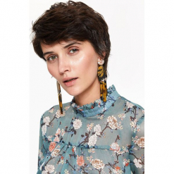 ELEGANCKA BLUZKA DAMSKA. Białe bluzki damskie Top Secret, w kwiaty, eleganckie, ze stójką, z długim rękawem. Za 129,99 zł.