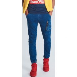 Jeansy slim jogger z kieszenią cargo - Granatowy. Niebieskie jeansy męskie Cropp, m, bez wzorów. Za 139,99 zł.