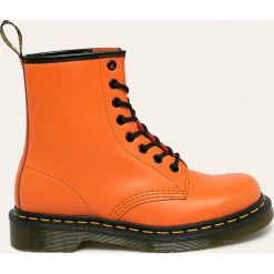 Dr. Martens - Workery skórzane 1460 Orange. Pomarańczowe workery damskie Dr. Martens, ze skóry, z okrągłym noskiem, bez obcasa, na obcasie, na sznurówki. Za 699,90 zł.