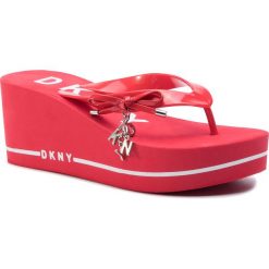 Japonki DKNY - Nina K2985852 Red. Czerwone klapki damskie DKNY, z aplikacjami, z tworzywa sztucznego, bez obcasa, na obcasie. Za 189,00 zł.