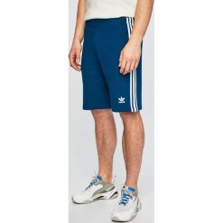Adidas Originals - Szorty. Niebieskie spodenki i szorty męskie adidas Originals, m, bez wzorów, z bawełny, casualowe. Za 169,90 zł.