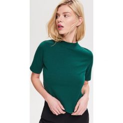 Gładka bluzka ze stójką - Khaki. Brązowe bluzki damskie Reserved, s, bez wzorów, ze stójką, bez rękawów. Za 39,99 zł.