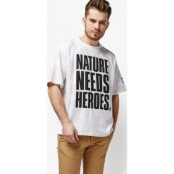 Timberland Koszulka Ss Ellis River Statement Tee , biały, rozmiar XXL. Białe koszulki męskie Timberland, xxl, z nadrukiem, z bawełny, bez kołnierzyka, bez rękawów. W wyprzedaży za 103,99 zł.