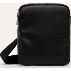 Calvin Klein - Saszetka. Czarne torby męskie skórzane Calvin Klein, w paski, ze skóry ekologicznej, casualowe, na ramię, małe. Za 359,90 zł.