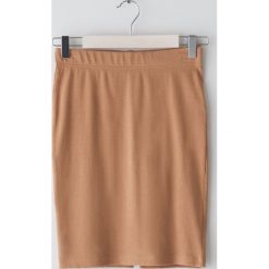 Dopasowana spódnica tuba -. Spódniczki damskie Sinsay, s, bez wzorów, dopasowane. Za 19,99 zł.