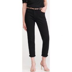 Jeansy boyfriend z paskiem - Czarny. Czarne jeansy damskie Reserved. Za 119,99 zł.
